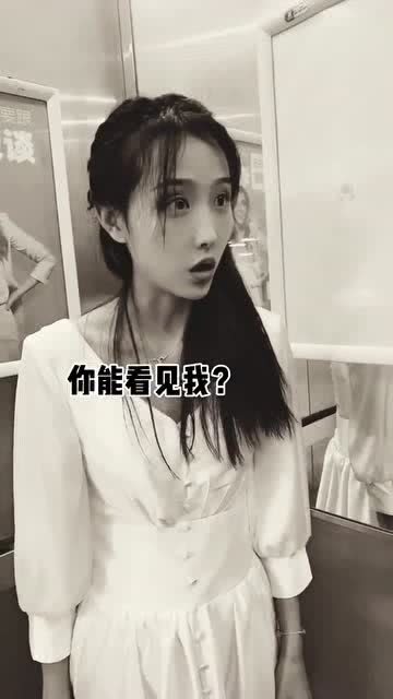 时尚潮流下的美女踩踏新探索